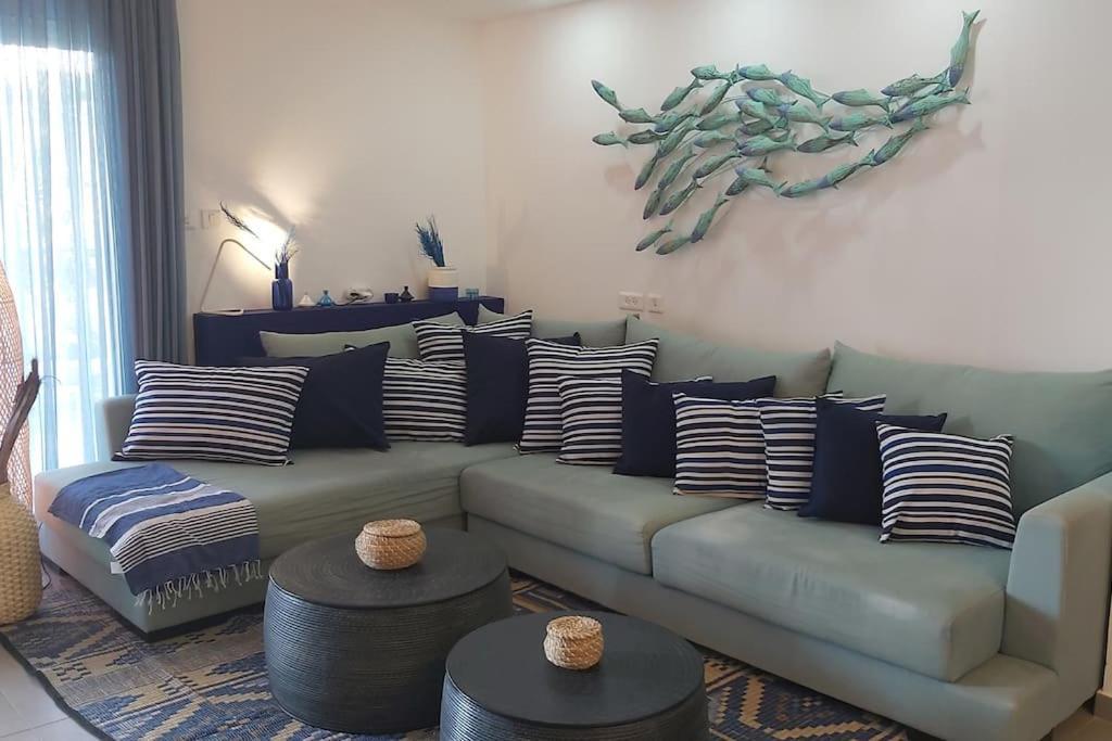 Apartment Garden And Pool At Royal Park *